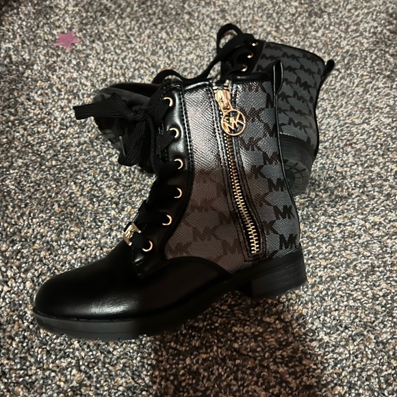 Michael Kors girls boots size 11. - Picture 3 of 5